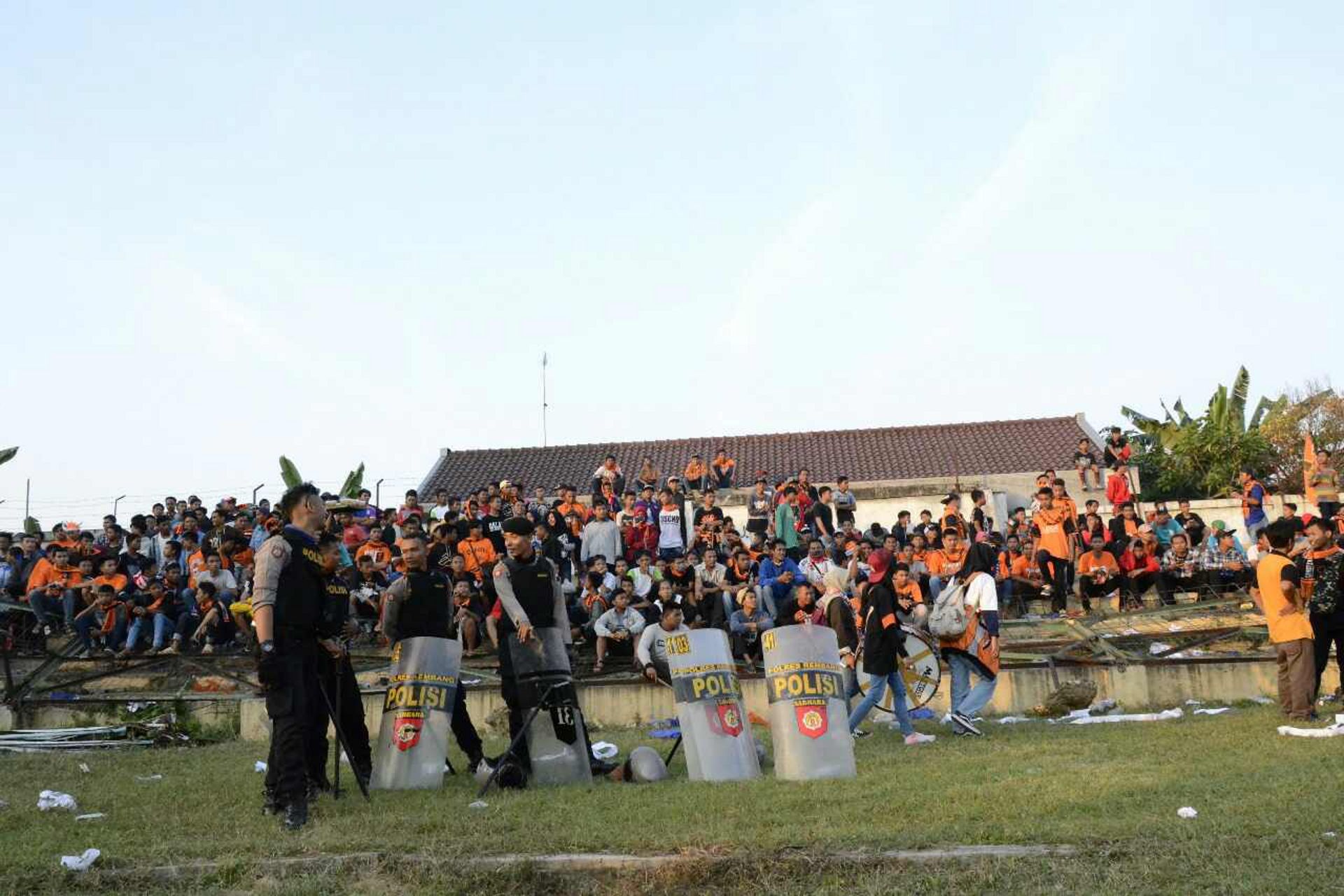 Pagar tribune timur Stadion Krida Rembang rusak setelah kericuhan antarsuporter