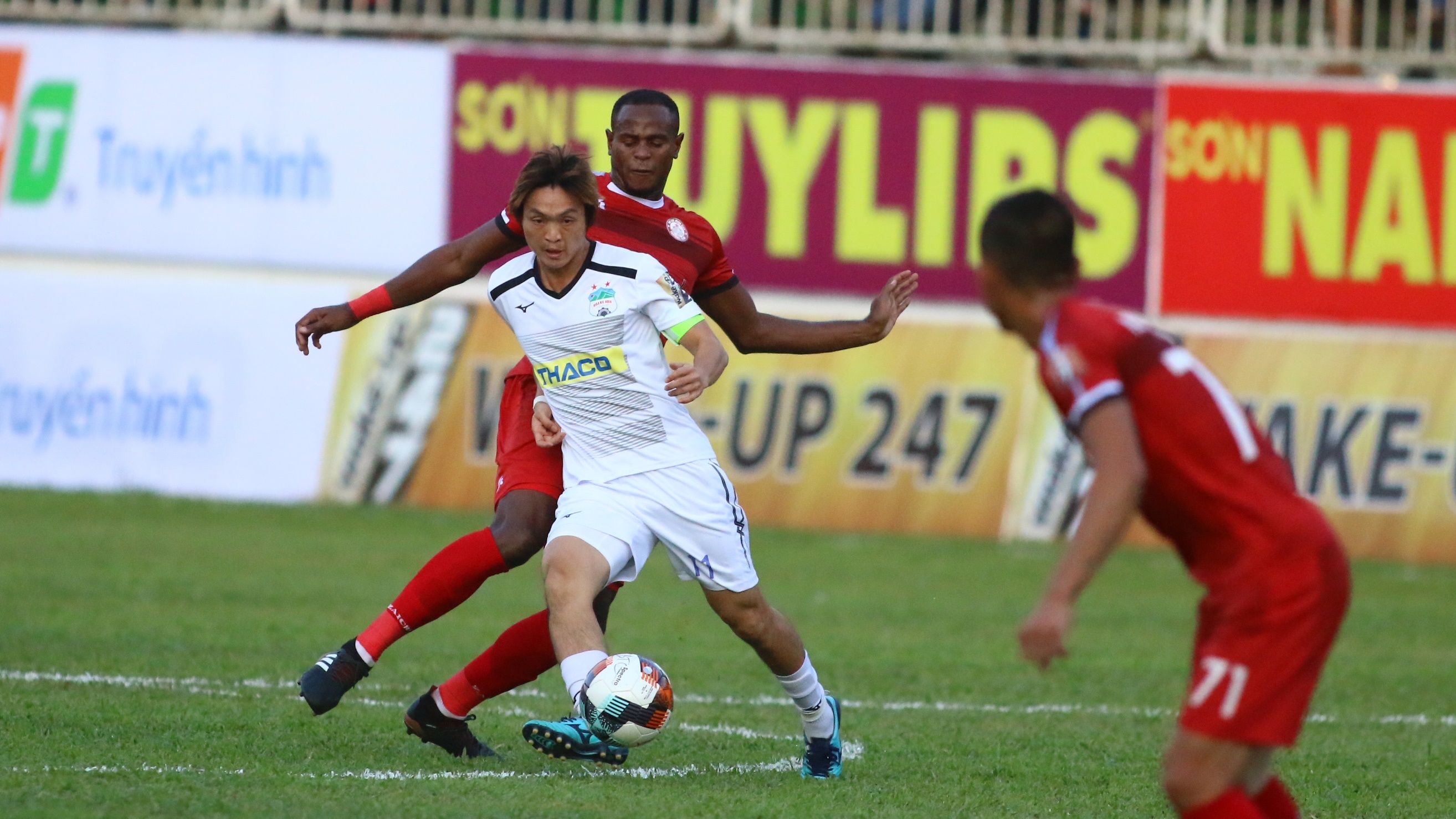 Nguyen Tuan Anh vs Joel Vinicius HAGL Ho Chi Minh City V.League 2019