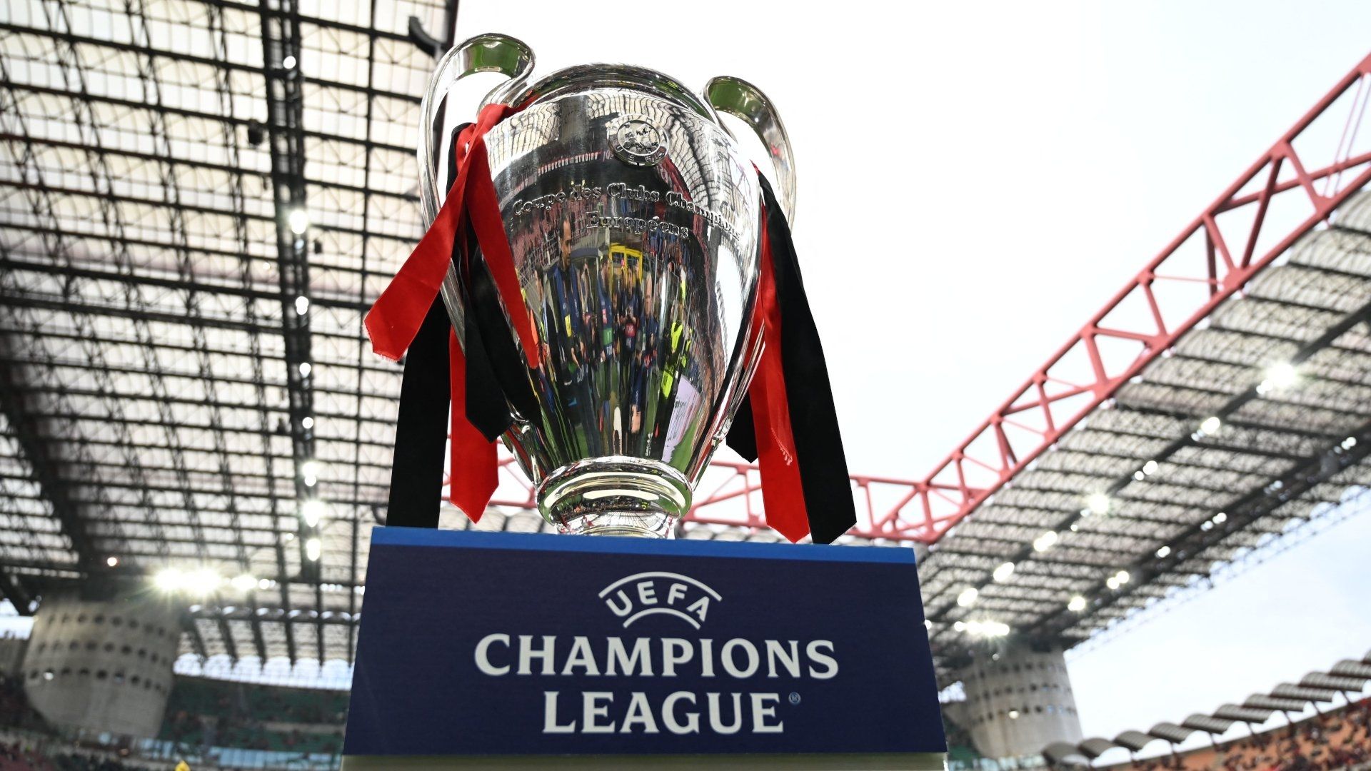 Troféu da Champions League no Estádio San Siro