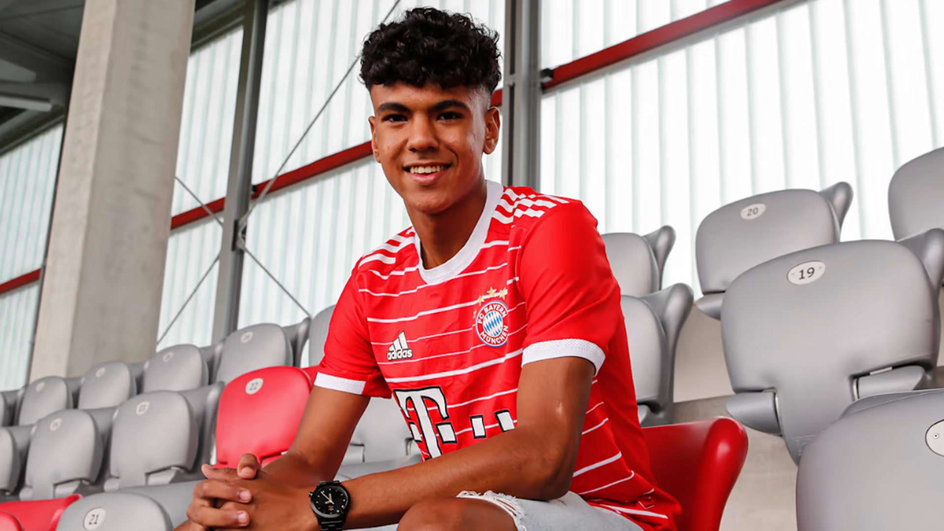 Adam Aznou FC Bayern 2022