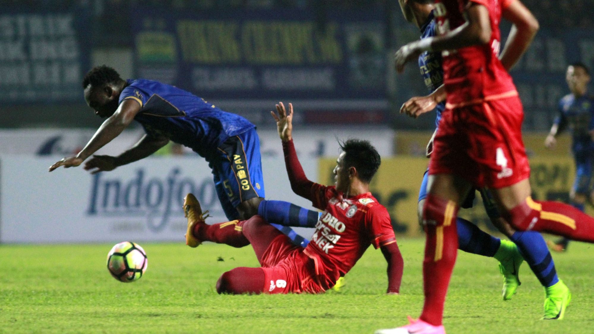 Michael Essien - Persib Bandung & Hanif Sjahbandi - Arema FC