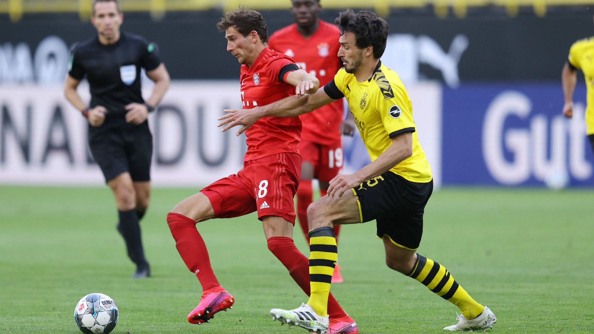 GERMANY ONLY: LEON GORETZKA BAYERN MÜNCHEN MATS HUMMELS BORUSSIA DORTMUND BUNDESLIGA 26052020