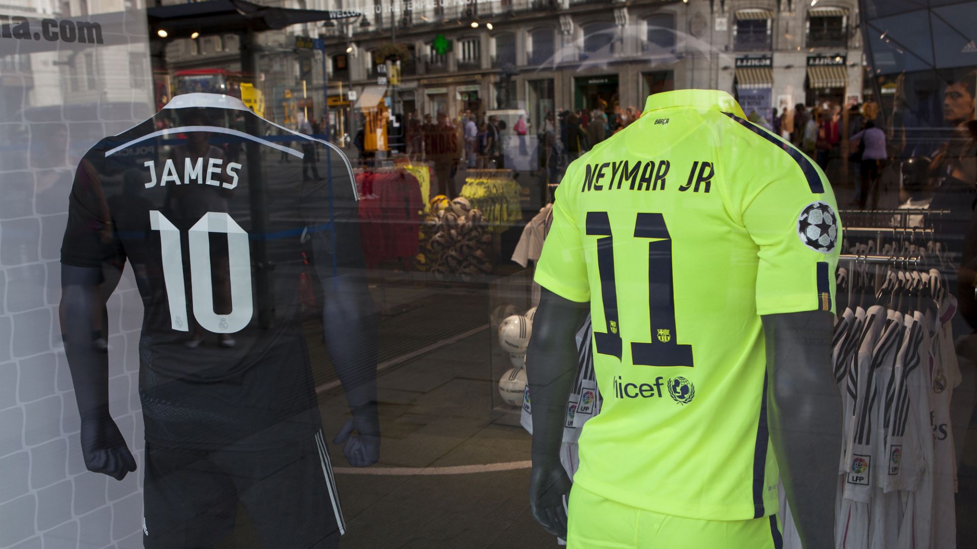 James vs Neymar (shirts)