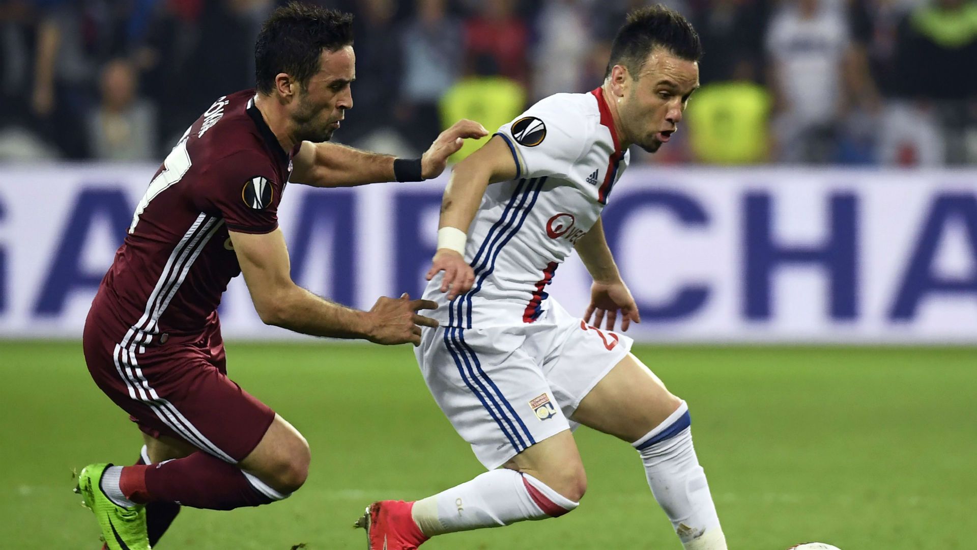 Mathieu Valbuena Gokhan Gonul Lyon Besiktas UEFA Europa League 13042017