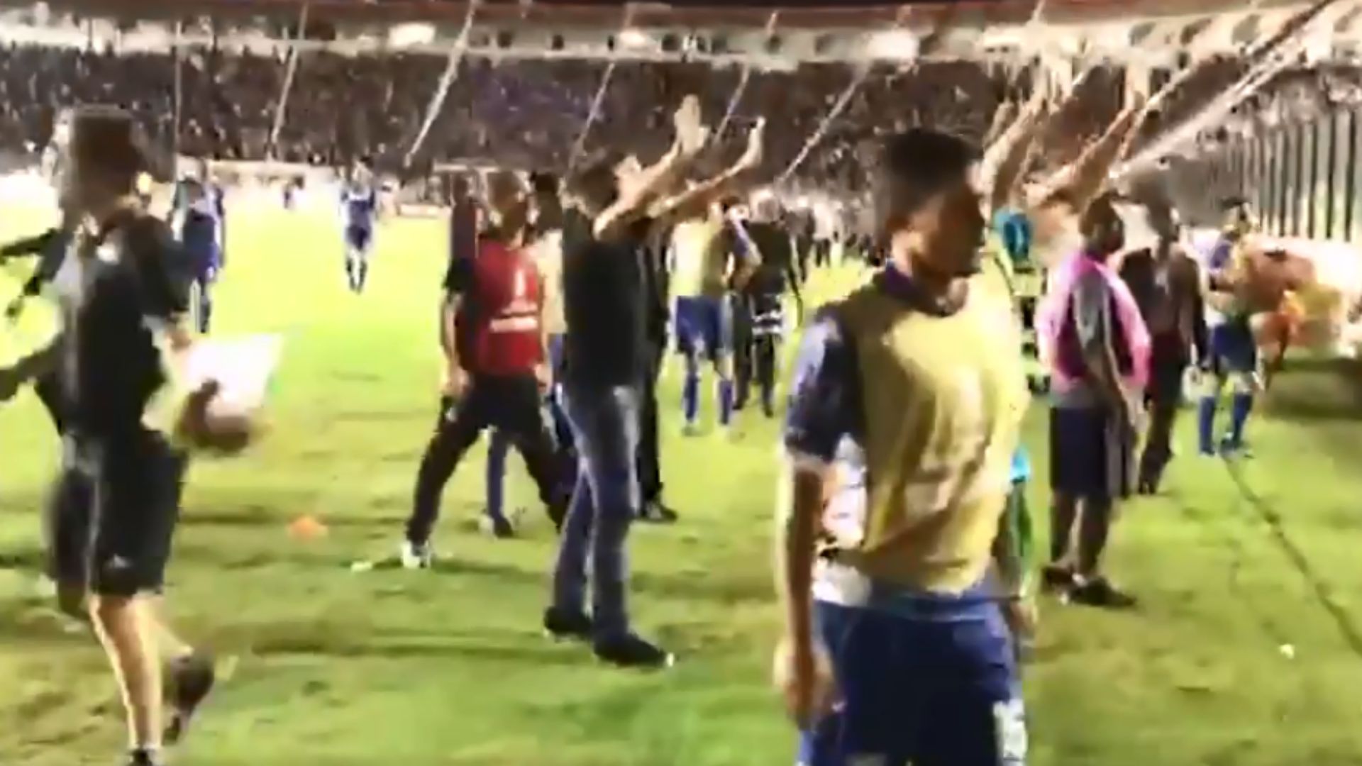 VIDEO Incidentes hinchas Racing Vasco Da Gama Libertadores 26042018