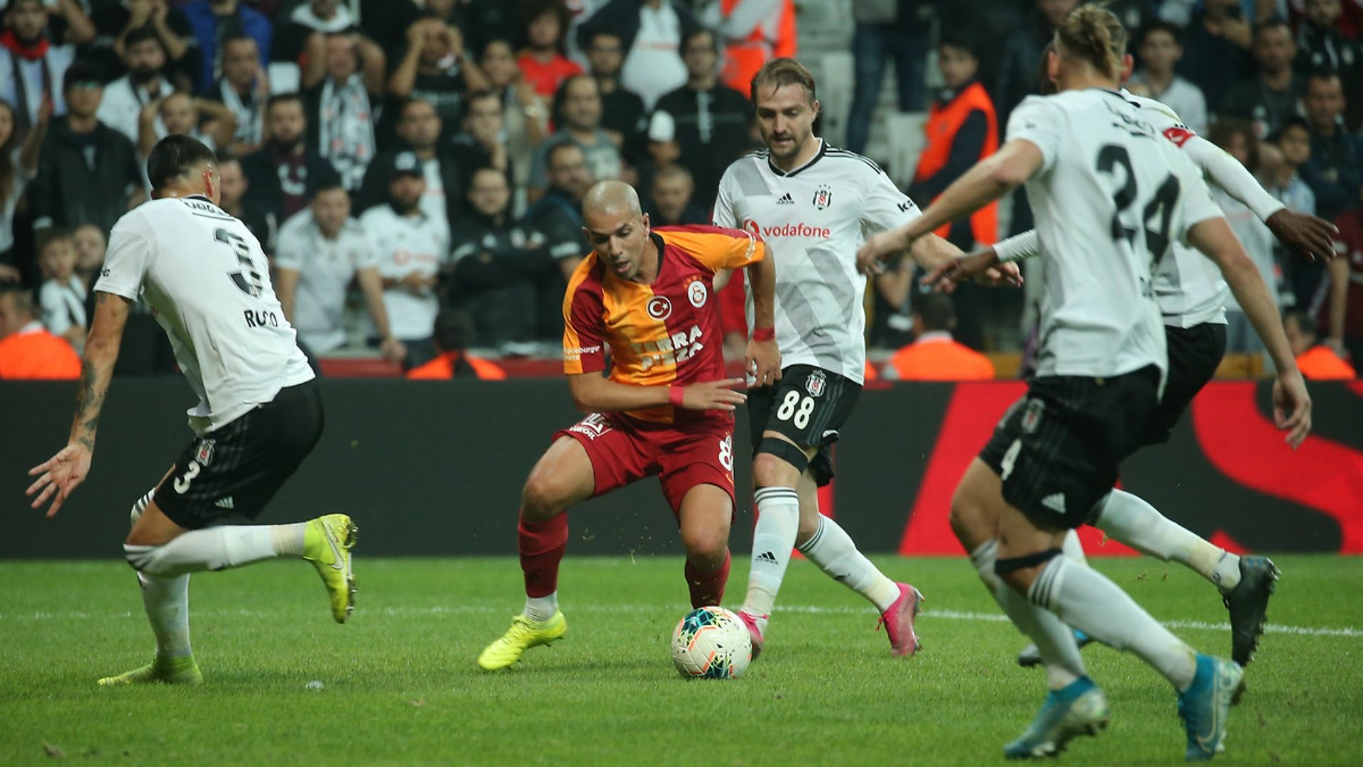 Sofiane Feghouli Besiktas Galatasaray STSL 10272019