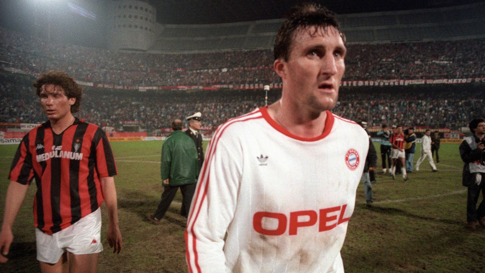 ALAN MCINALLY FC BAYERN 1990