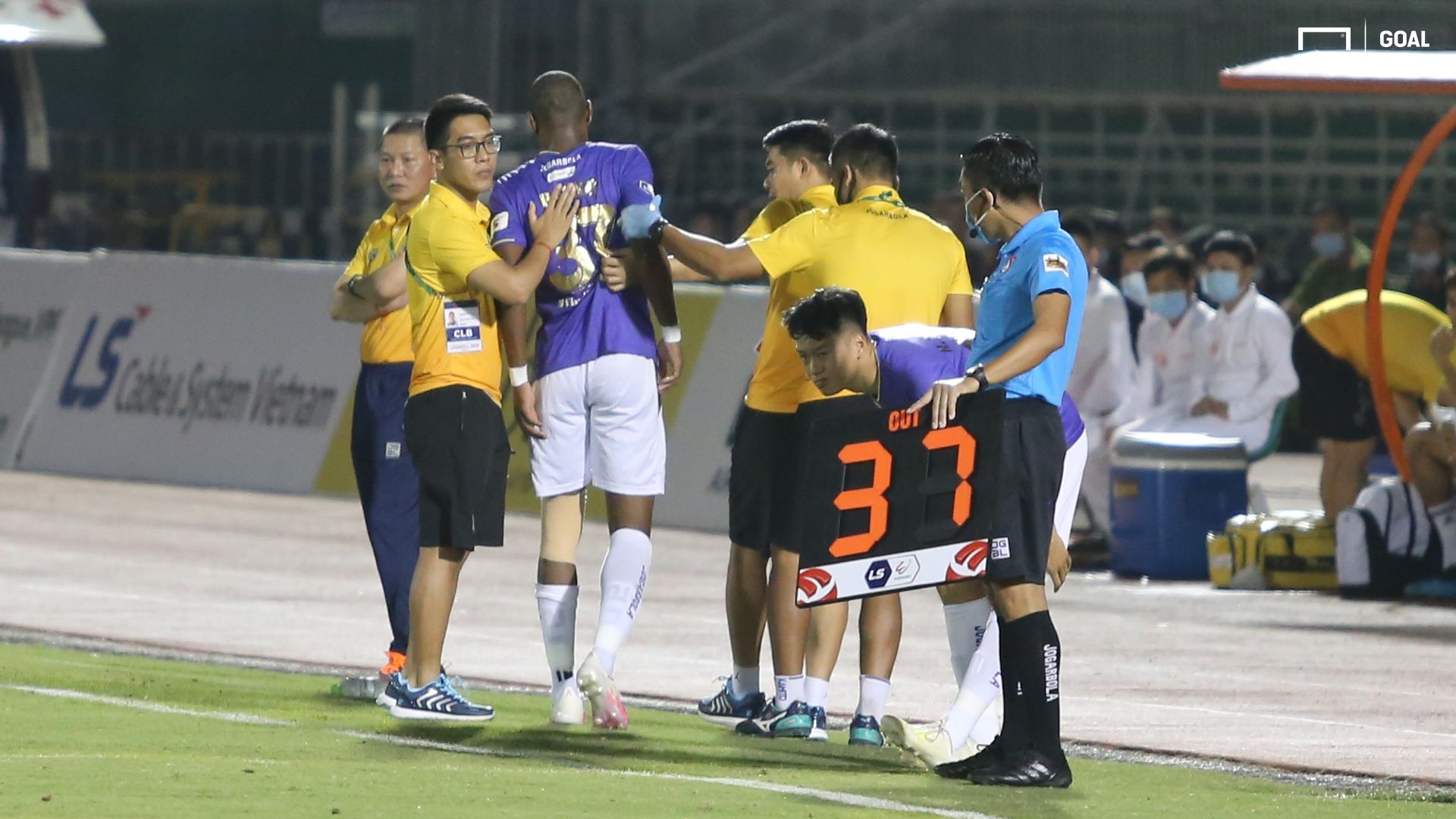 Bruno Cunha Injury Ha Noi FC vs Ho Chi Minh City TP.HCM 2021 V.League
