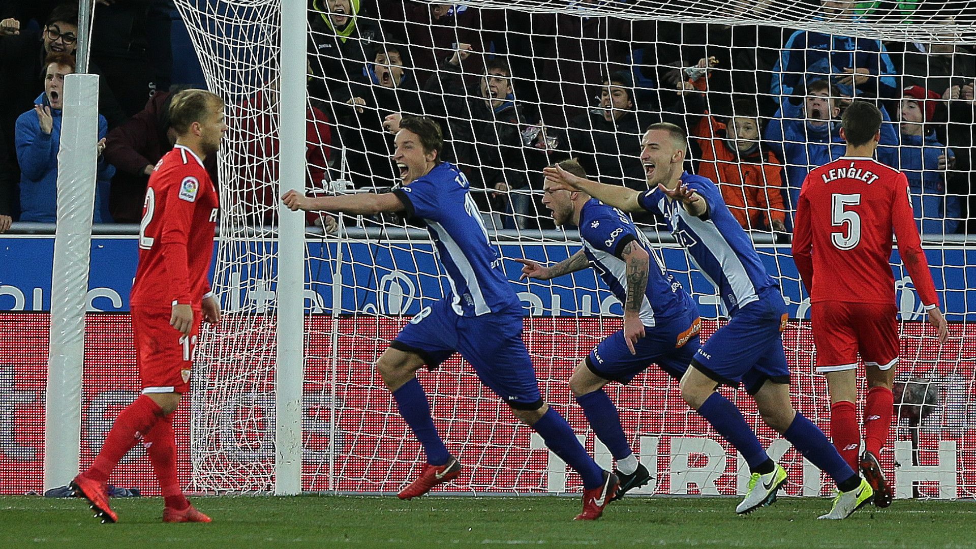 Alaves celebrating Sevilla Liga