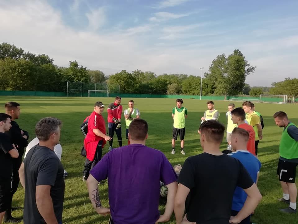 Urbán Flórián (középen pirosban) színes csapatot vett át (Fotó: Százhalombattai LK / Facebook)