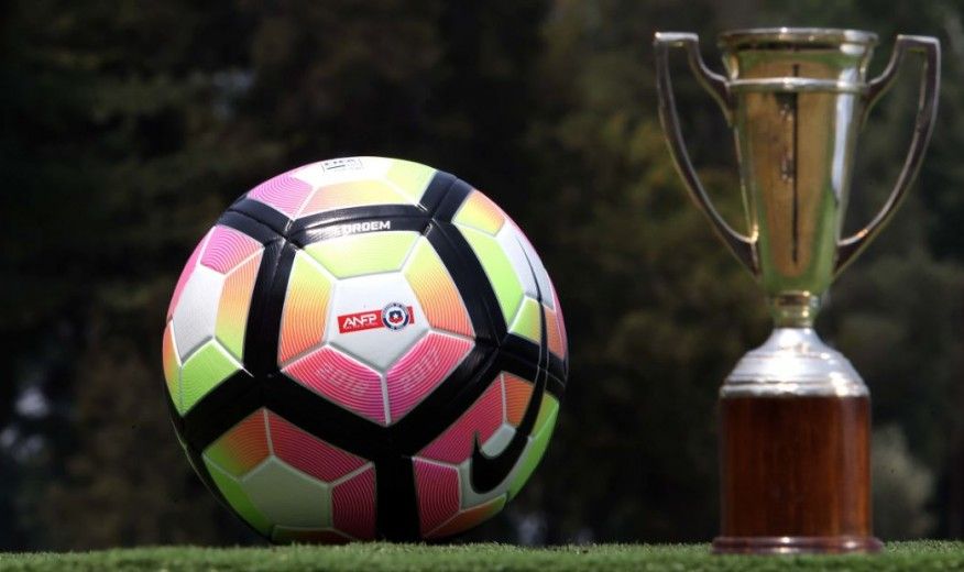 Balón fútbol chileno