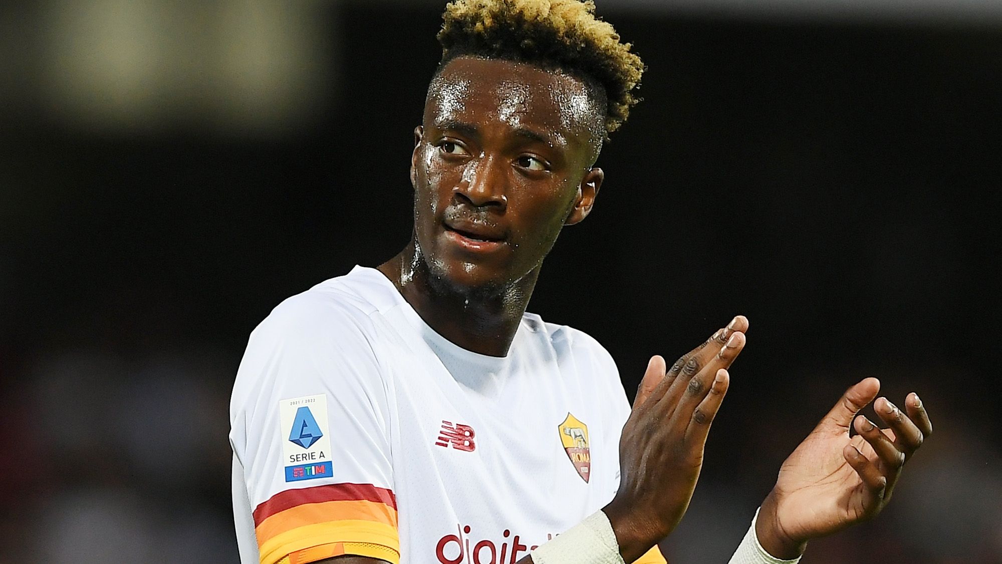 Tammy Abraham de l'AS Rome salue ses fans pendant le match de Serie A entre l'US Salernitana et l'AS Rome au Stadio Arechi le 29 août 2021 à Salerne, Italie.