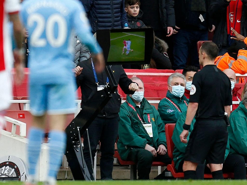 아스널 맨시티 VAR 심판