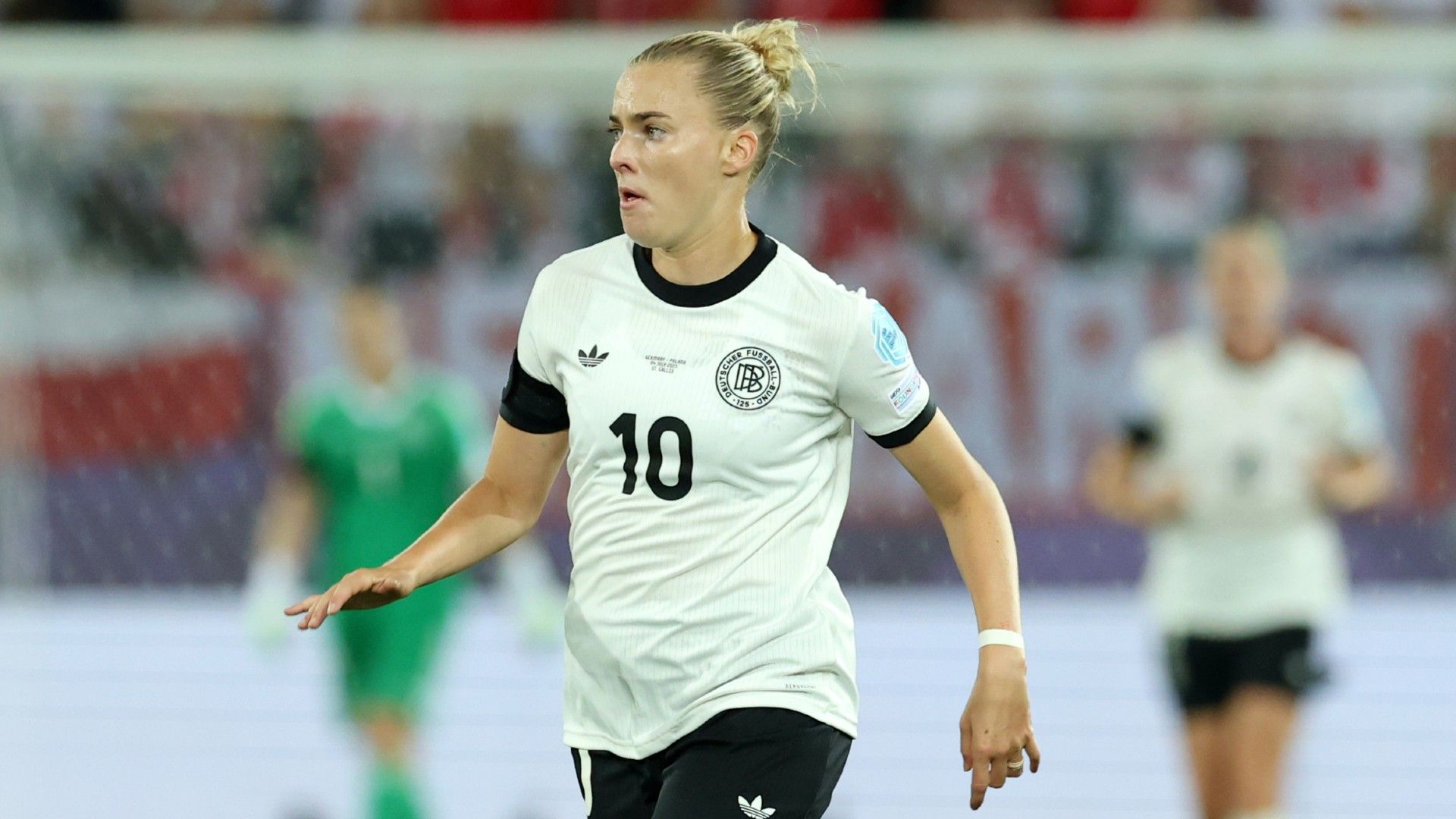 Laura Freigang of Germany runs with the ball 