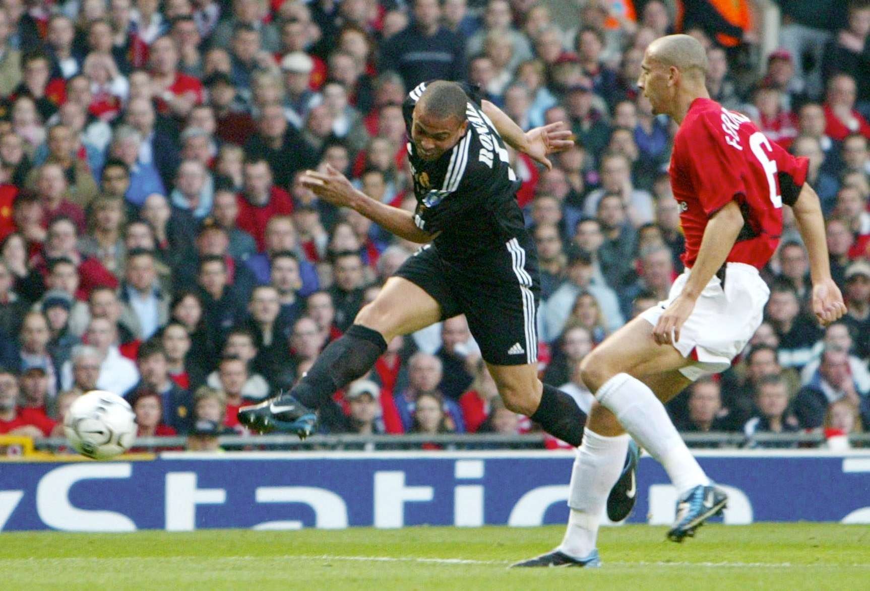 Ronaldo Luis Nazario de Lima vs. Manchester United, 2003