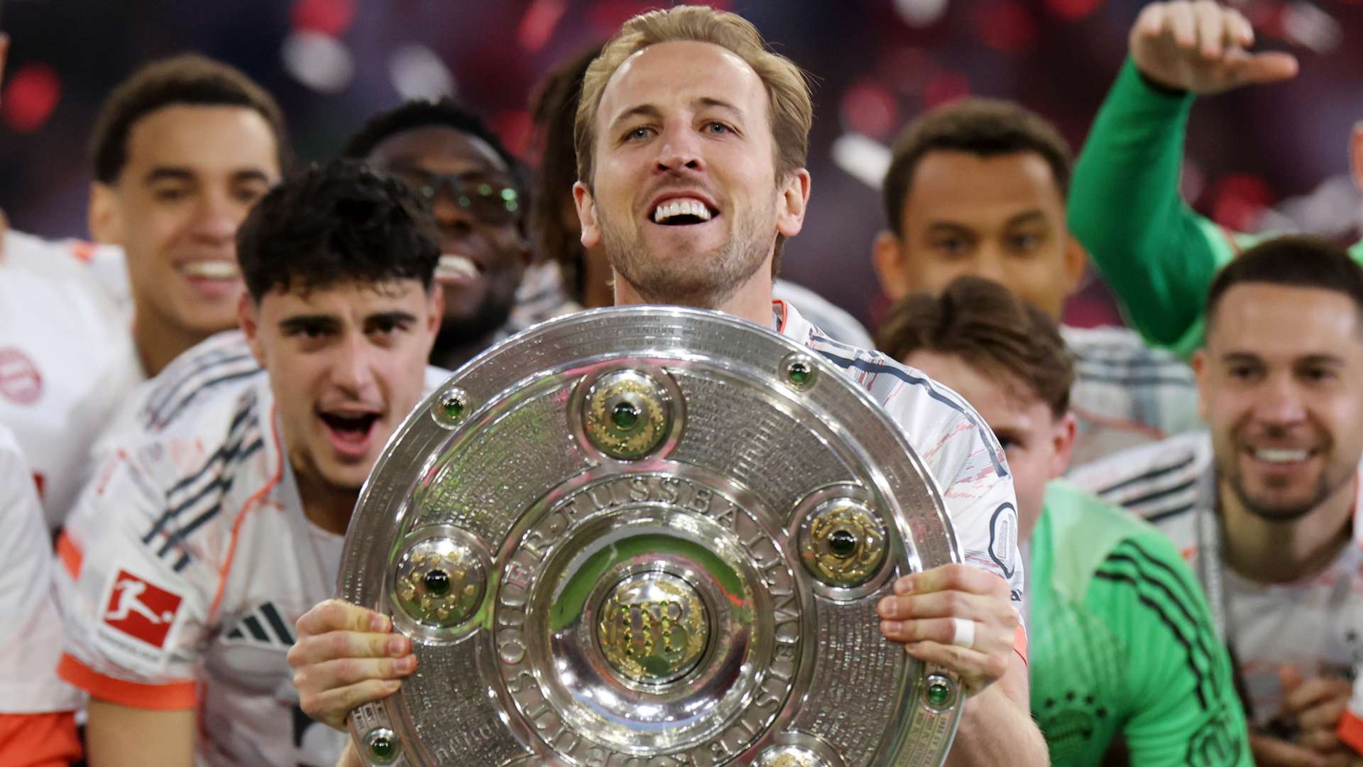 Harry Kane Bundesliga trophy Bayern Munich 2024-25