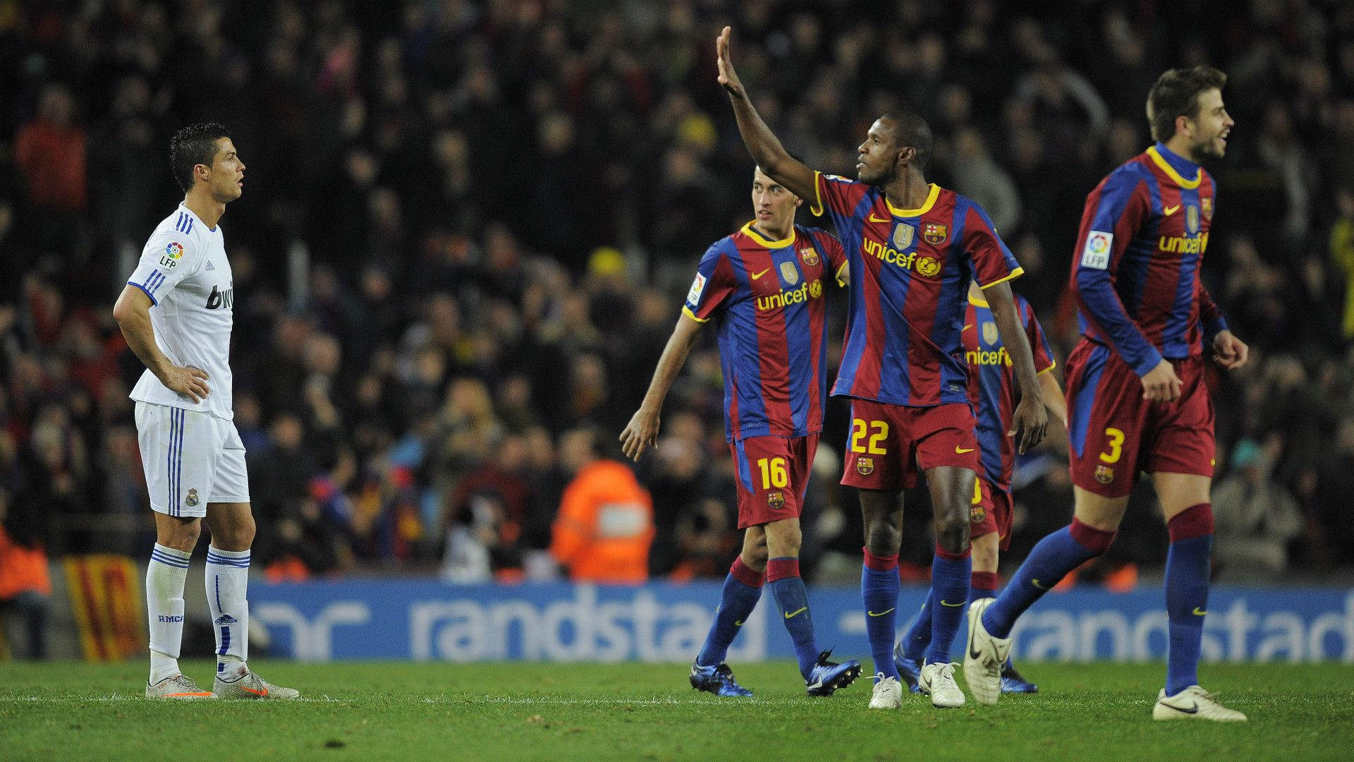 Cristiano Ronaldo Busquets Abidal Pique Barcelona Real Madrid CAmp Nou La Liga 29112010