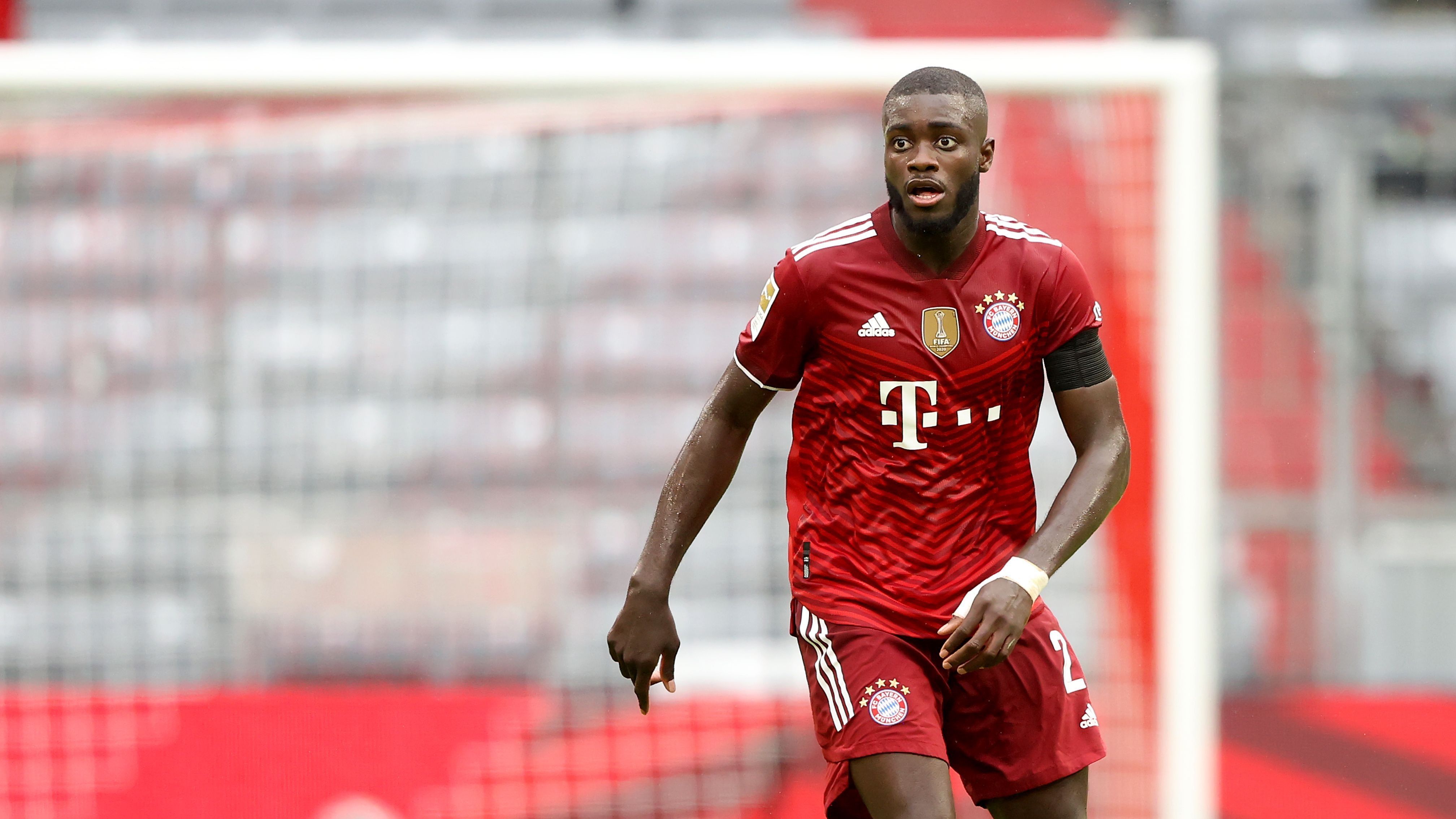 Dayot Upamecano du FC Bayern Munich court avec le ballon pendant le match de Bundesliga entre le FC Bayern Munich et le 1. FC Köln à l'Allianz Arena le 22 août 2021 à Munich, Allemagne.