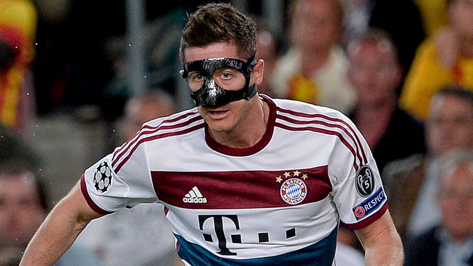 Robert Lewandowski mask Bayern Munich