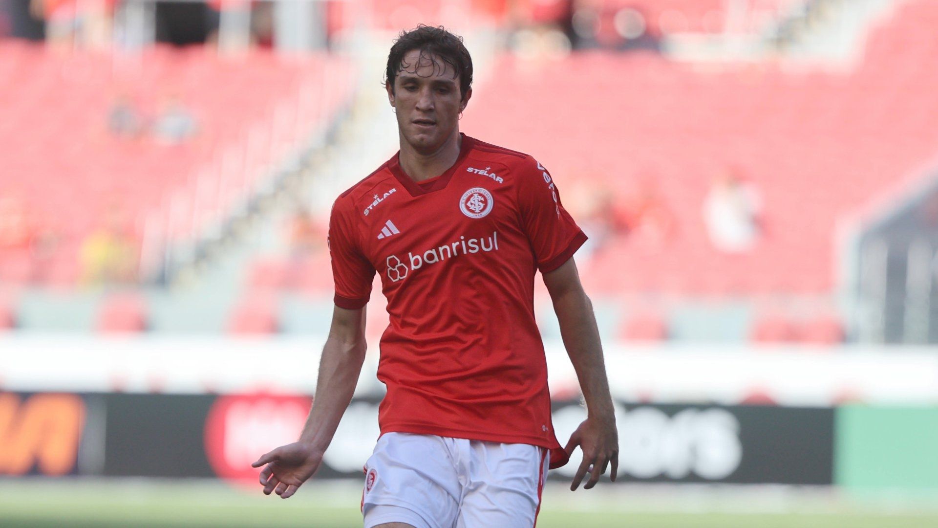 Mário Fernandes em jogo do Internacional, 2023