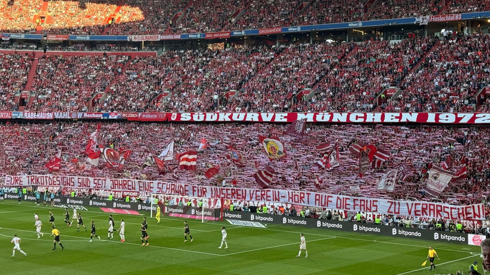 "Seit Jahren eine Schande für unseren Verein": Fans des FC Bayern München pesten gegen die Klubführung