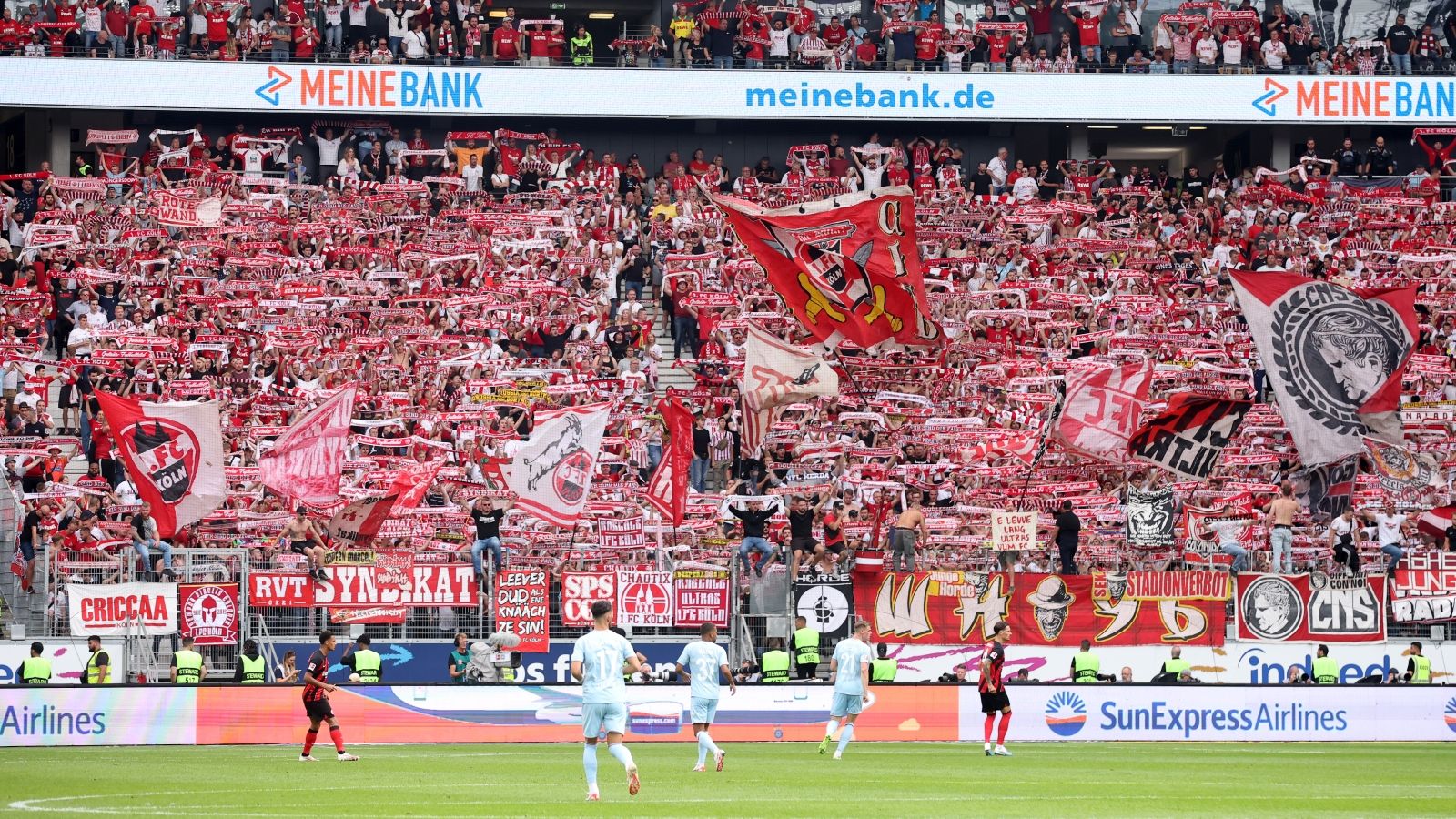 Fans des 1. FC Köln in Frankfurt