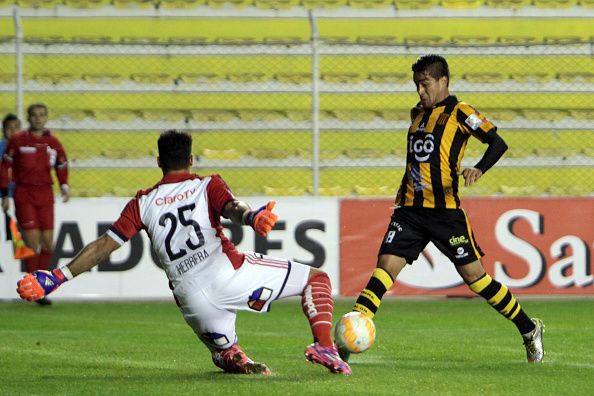 Rodrigo Ramallo ante Johnny Herrera.