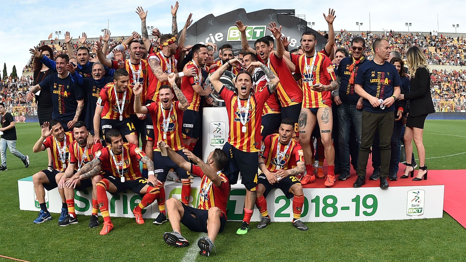 Lecce celebrating Serie B