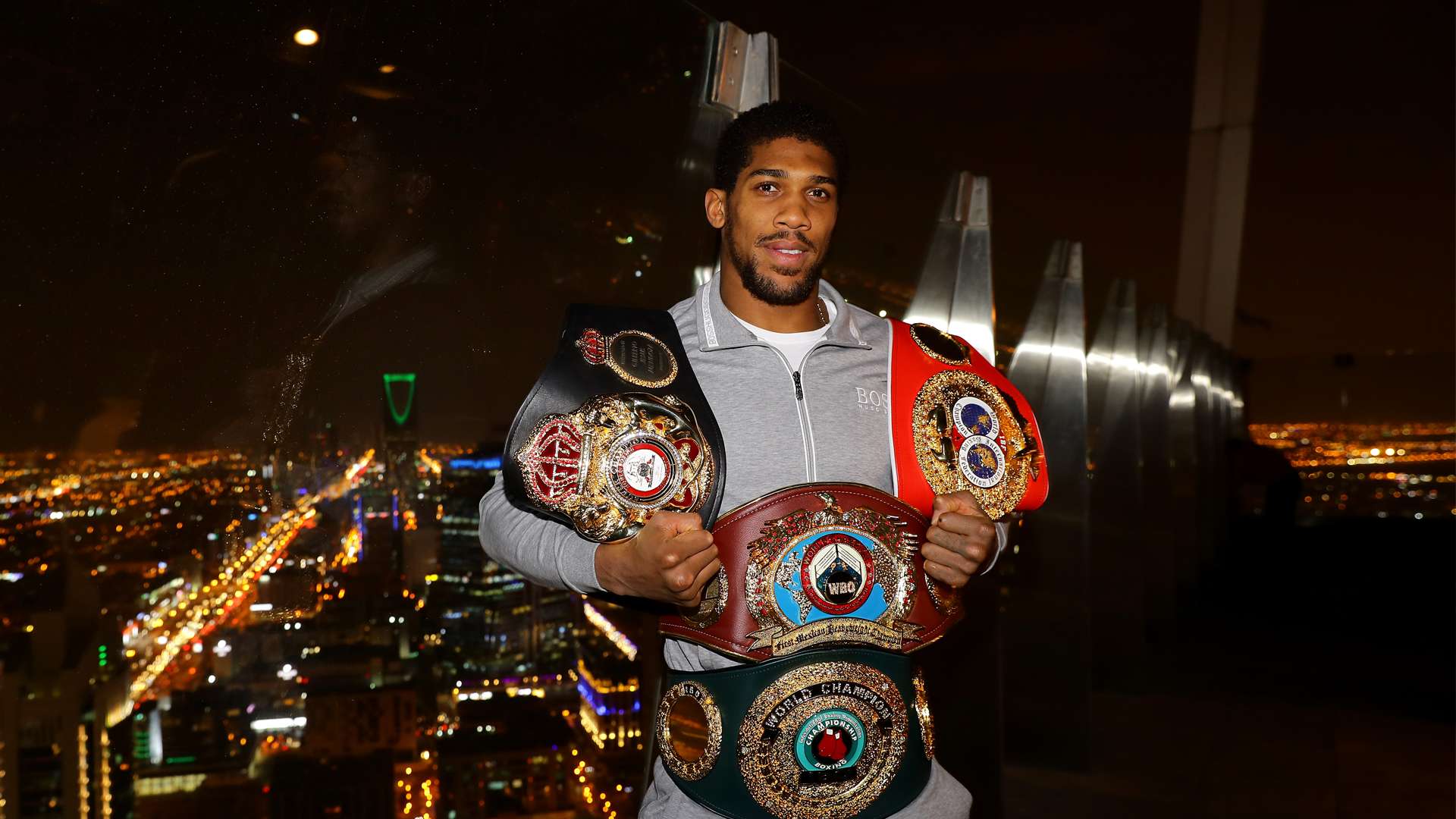 Anthony Joshua AJ Boxen gürtel gürtle und noch ein Gürtel Weltmeister Schwergewicht