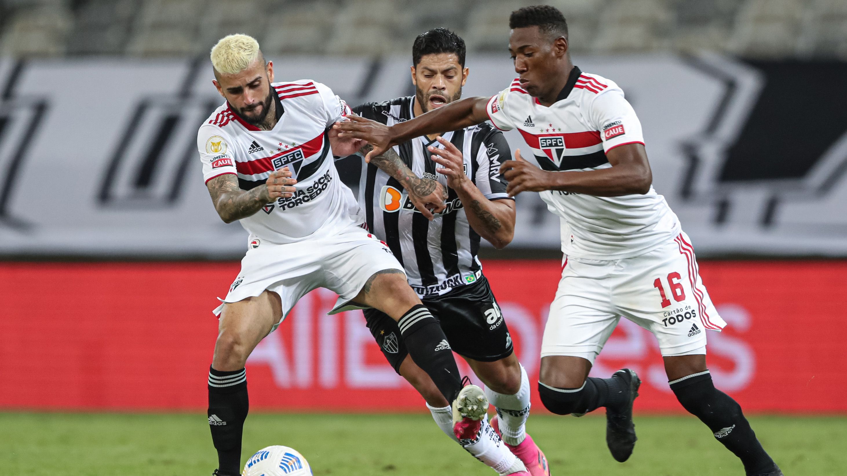 Liziero e Léo cercam Hulk