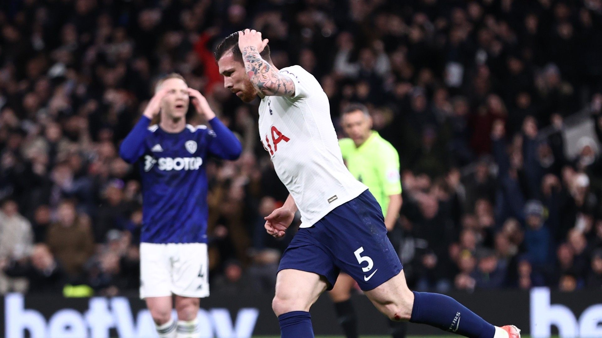 Pierre-Emile Hojbjerg Tottenham vs Leeds Premier League 2021-22