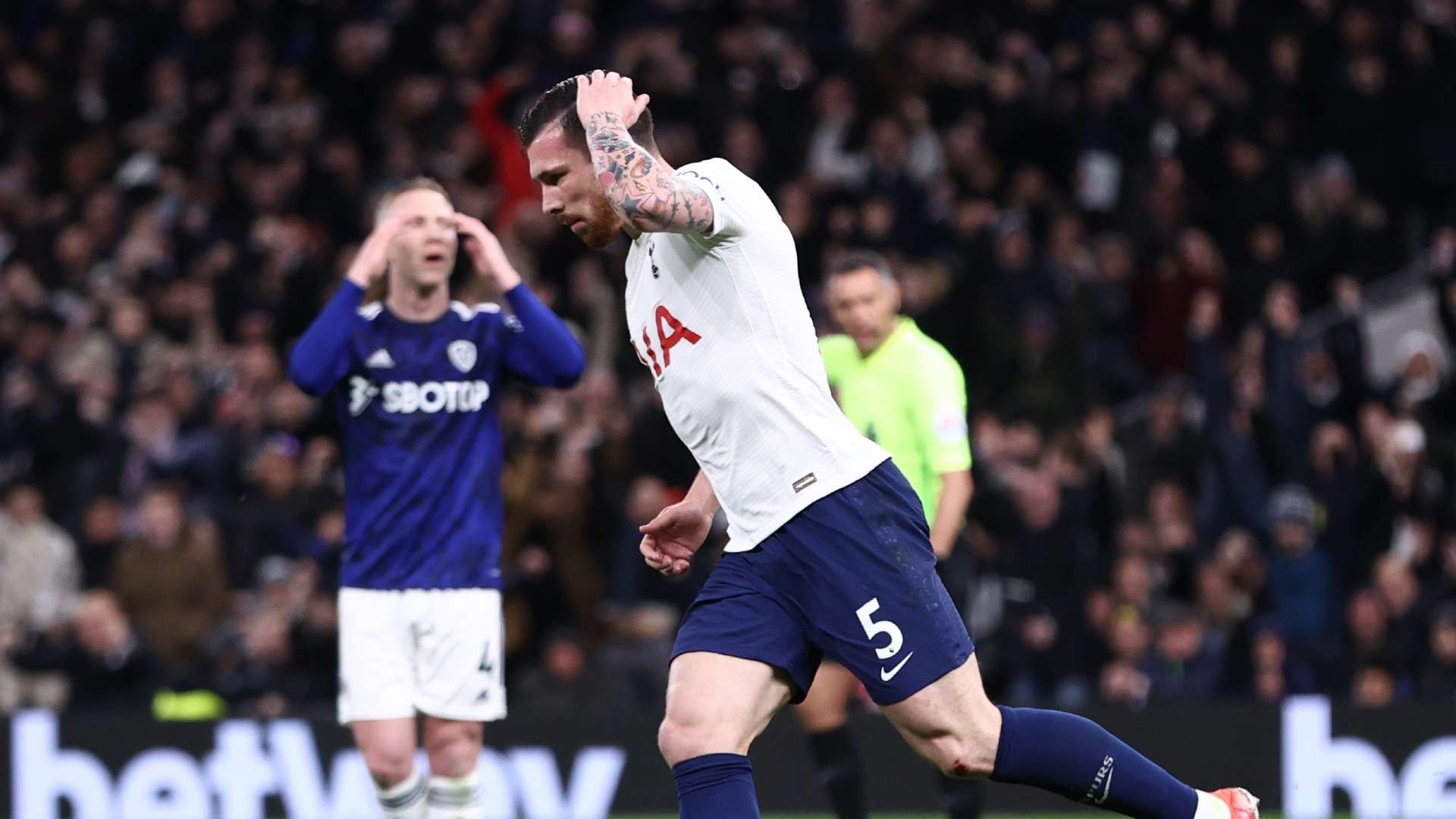 Pierre-Emile Hojbjerg Tottenham vs Leeds Premier League 2021-22