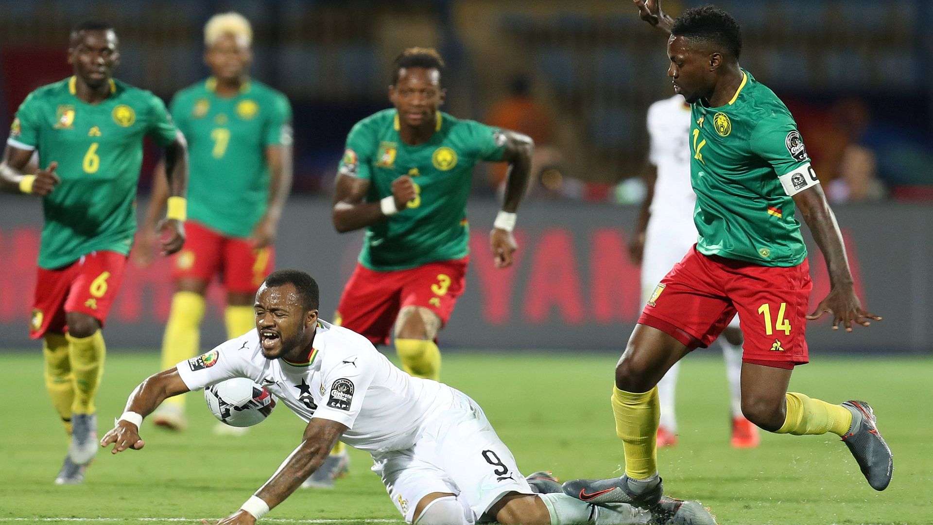 Ghana's Jordan Ayew and Cameroon players