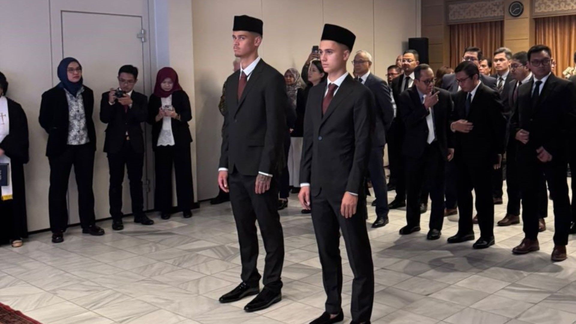 Pengambilan sumpah WNI Mees Hilgers & Eliano Reijnders