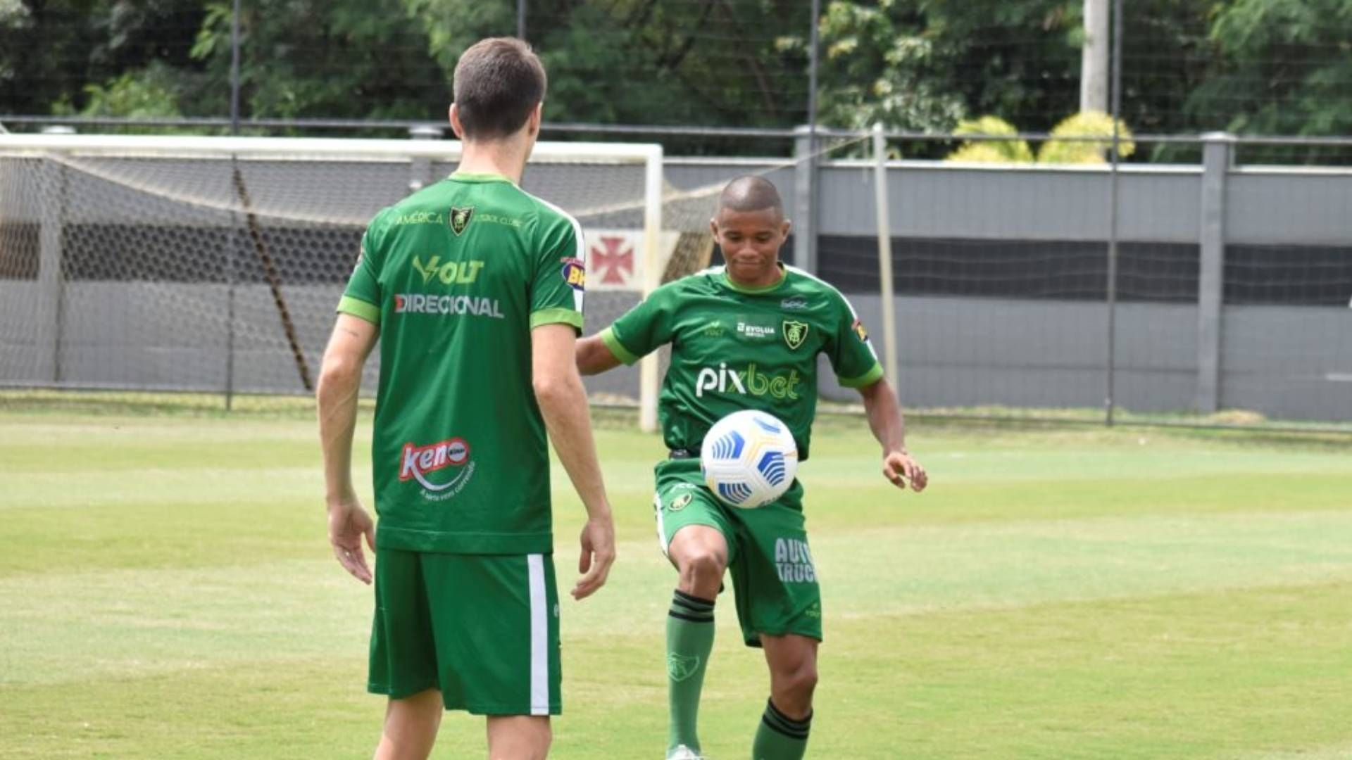 Jogadores do América-MG treinando no CT do Vasco
