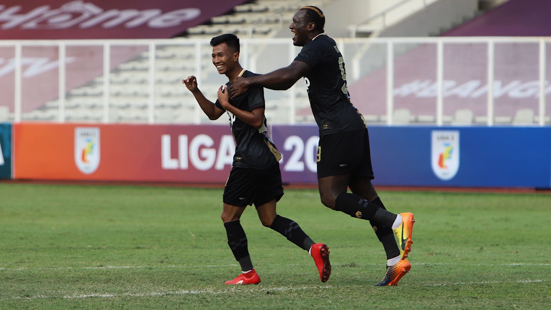 Martapura Dewa United vs RANS Cilegon FC - Suhandi & Herman Dzumafo