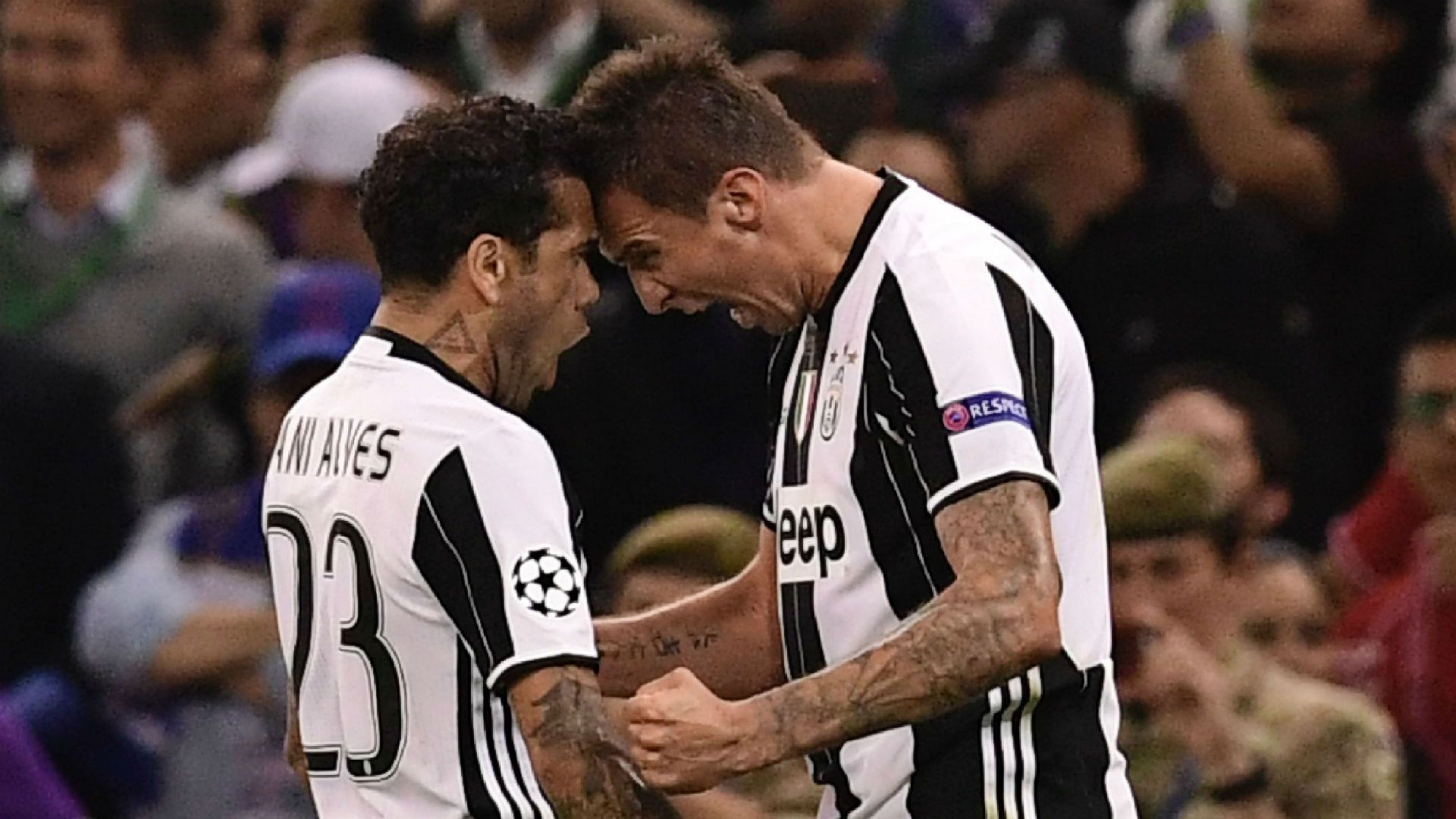 Mario Mandzukic Dani Alves Juventus