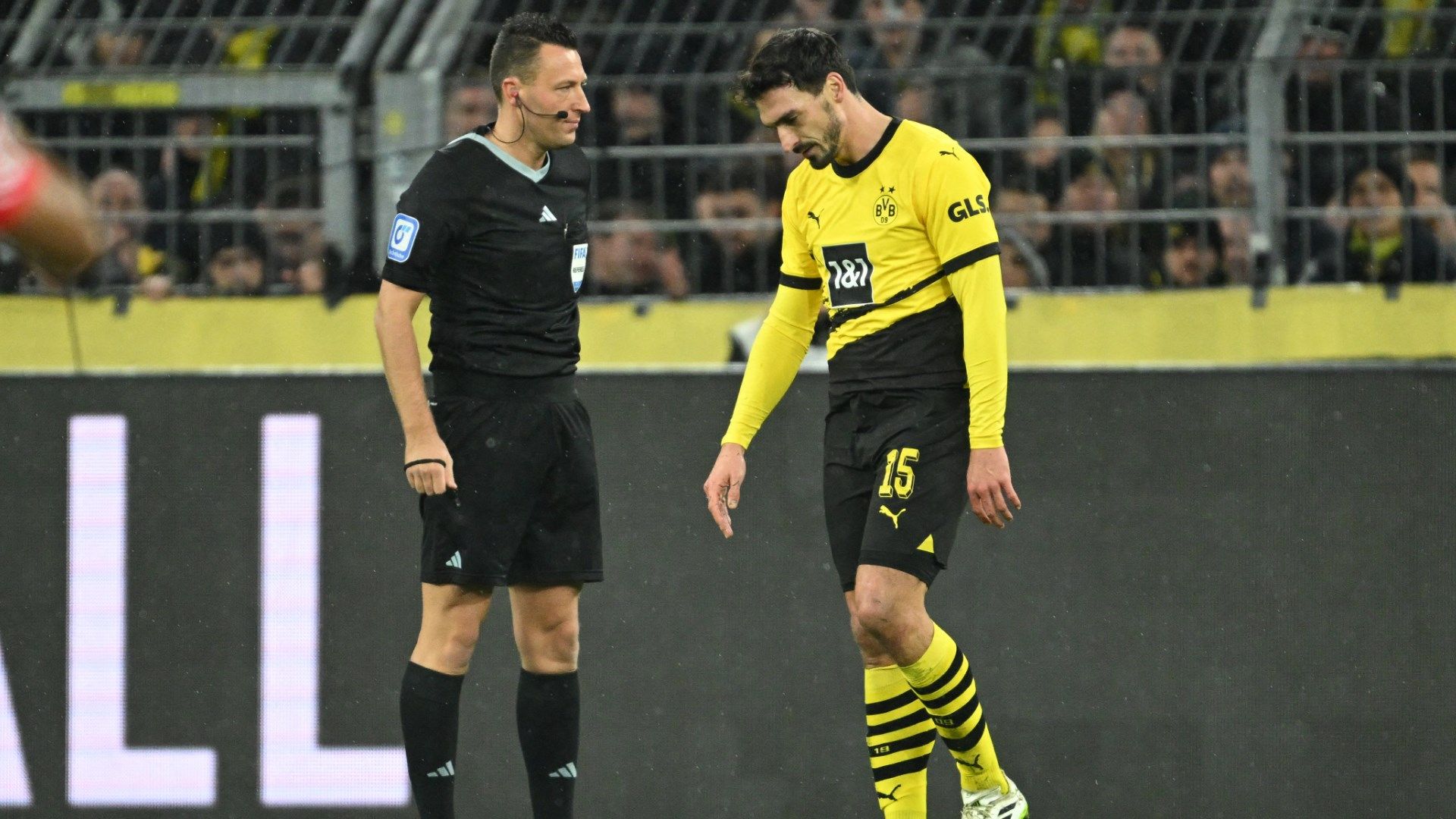 Mats Hummels red card Borussia Dortmund Leipzig