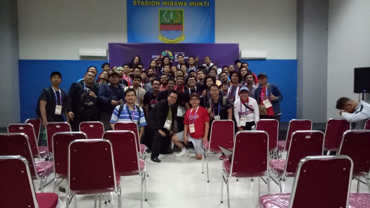 Luis Milla bersama jurnalis Indonesia