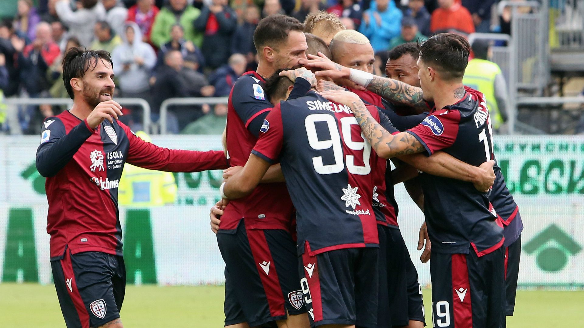 Cagliari celebrating Fiorentina Serie A