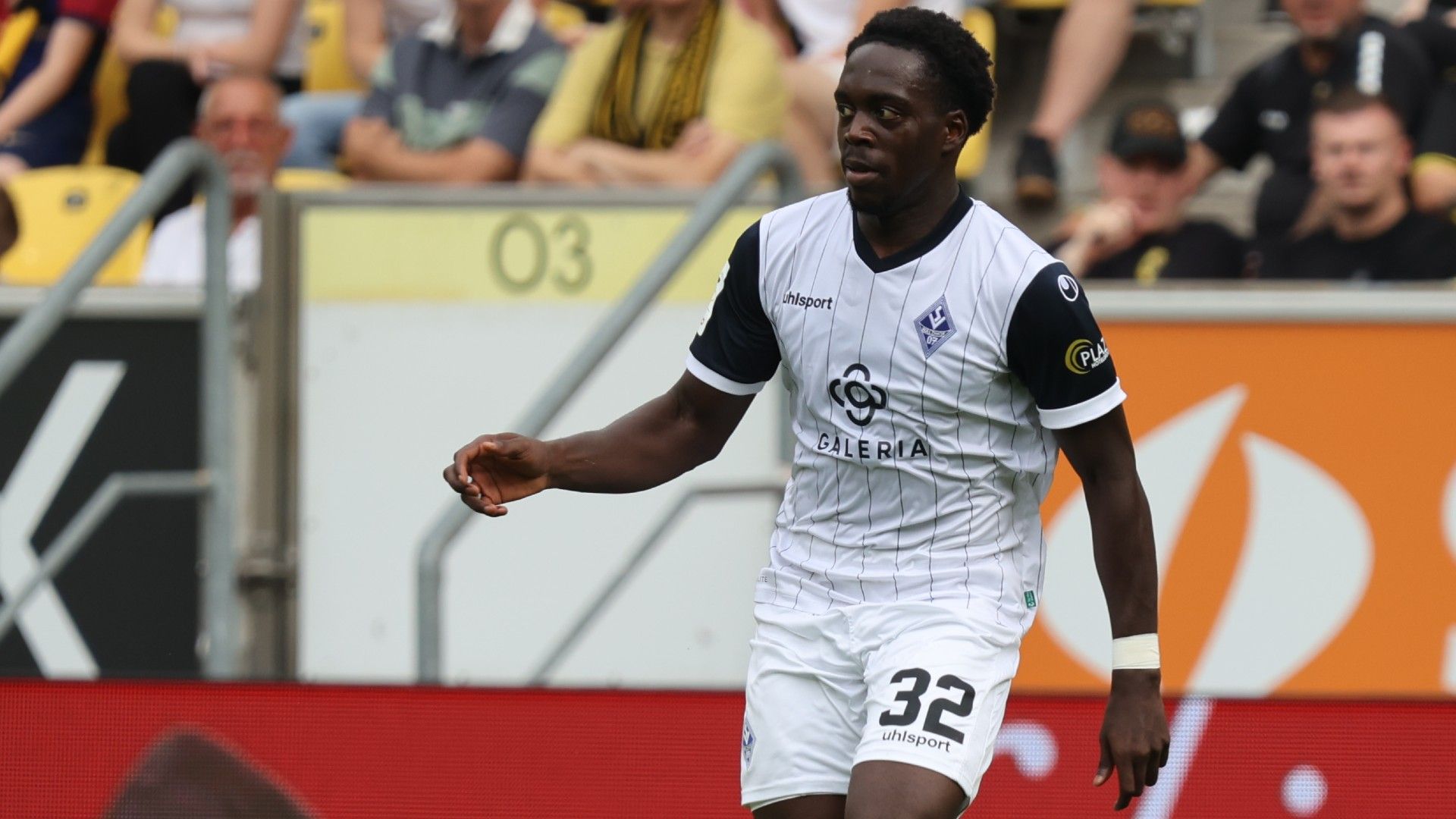 Kennedy Okpala of Mannheim controls the ball