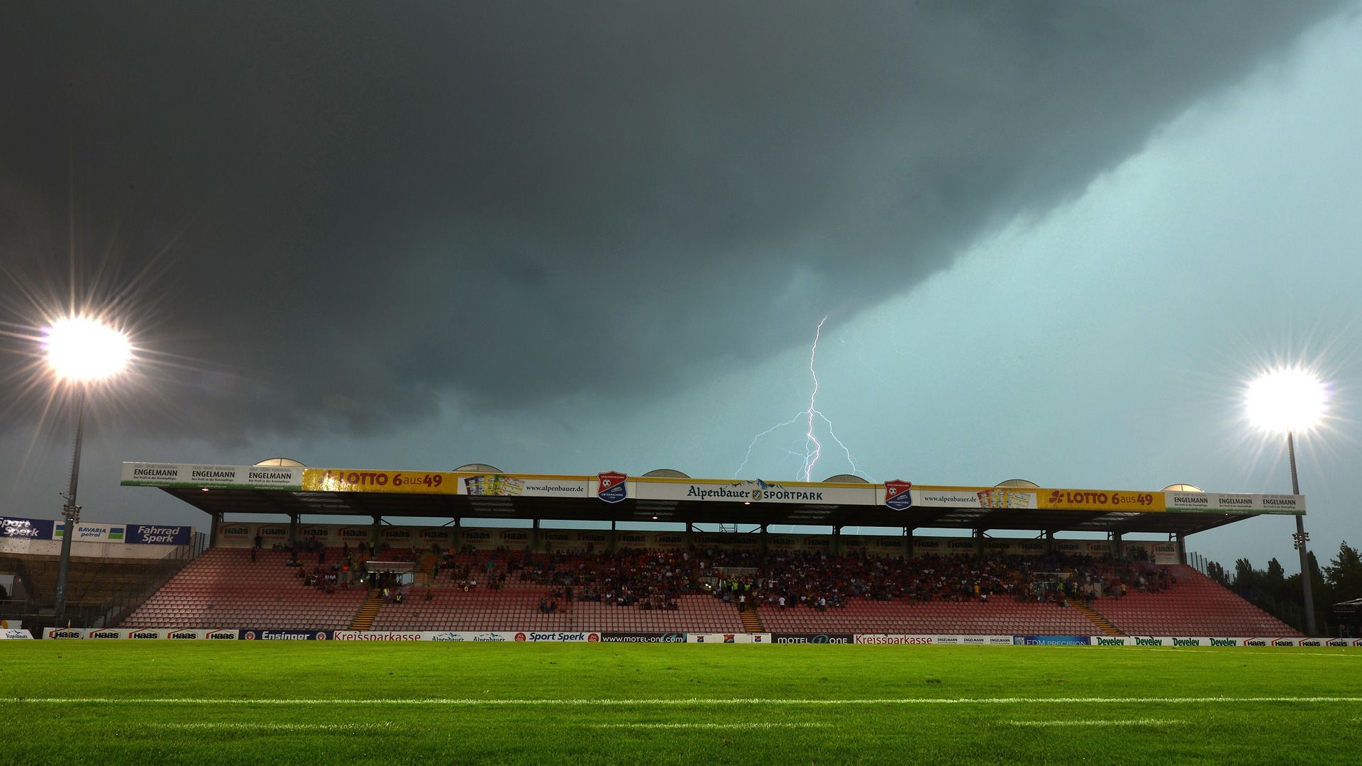 Stadium Unterhaching Gewitter
