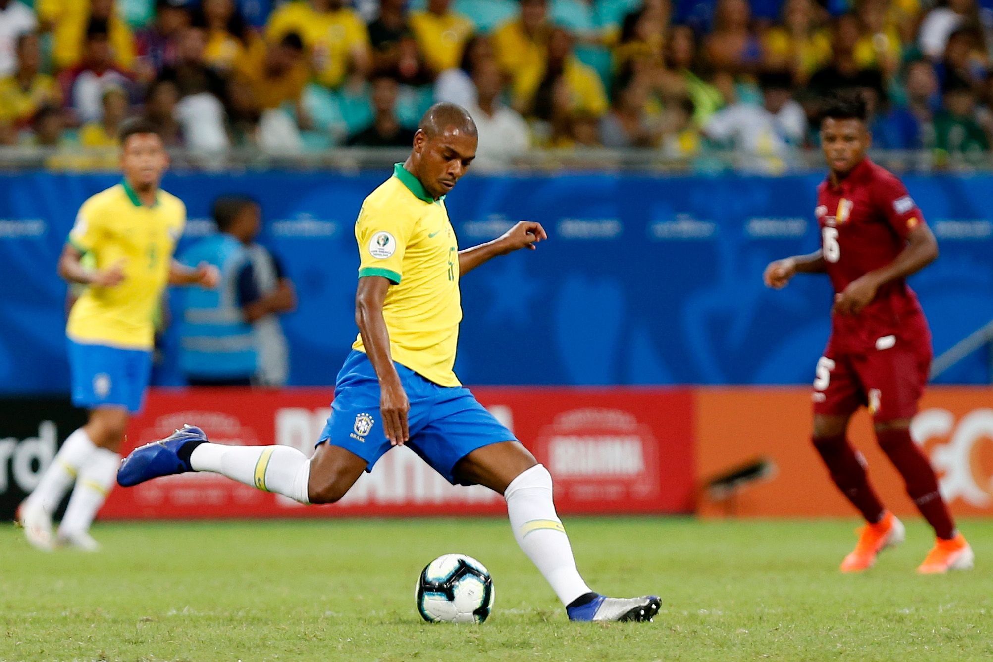Fernandinho pela seleção contra a Venezuela