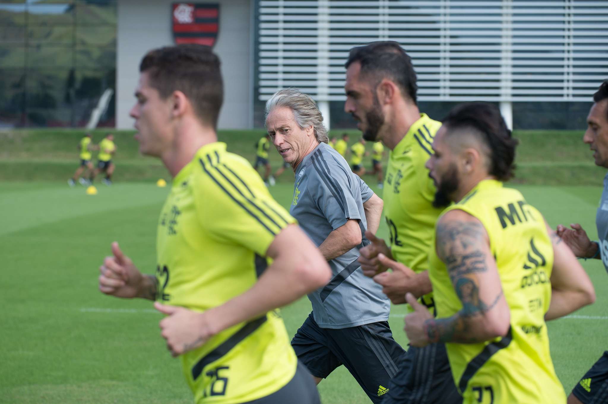 Jorge Jesus corre ao lado dos jogadores em treino do Flamengo