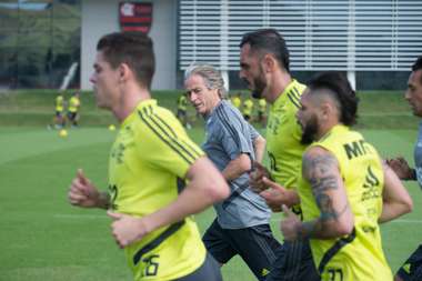 Jorge Jesus corre ao lado dos jogadores em treino do Flamengo