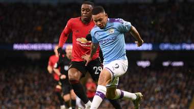 Gabriel Jesus Aaron Wan-Bissaka Manchester United Manchester City English Premier League Ngoai Hang Anh EPL NHA