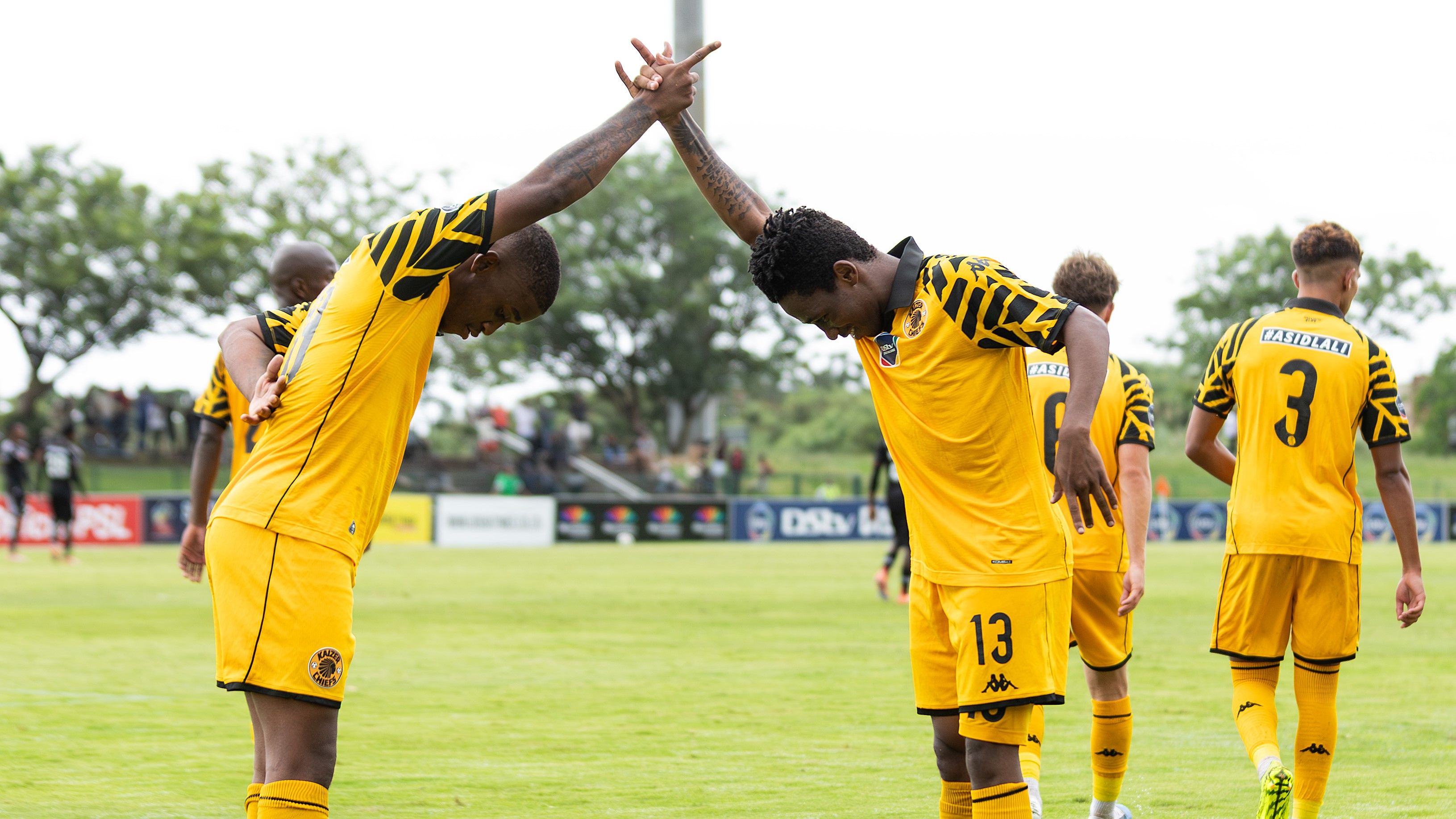 Ten-man Kaizer Chiefs stun Orlando Pirates as Amakhosi register season ...