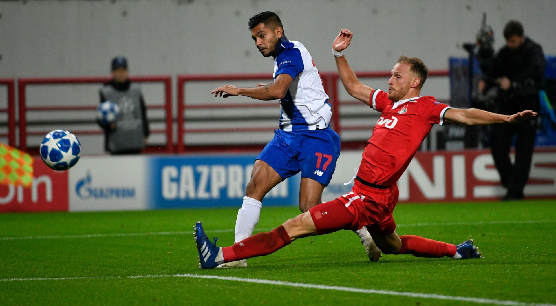 Lokomotiv Porto Tecatito Corona
