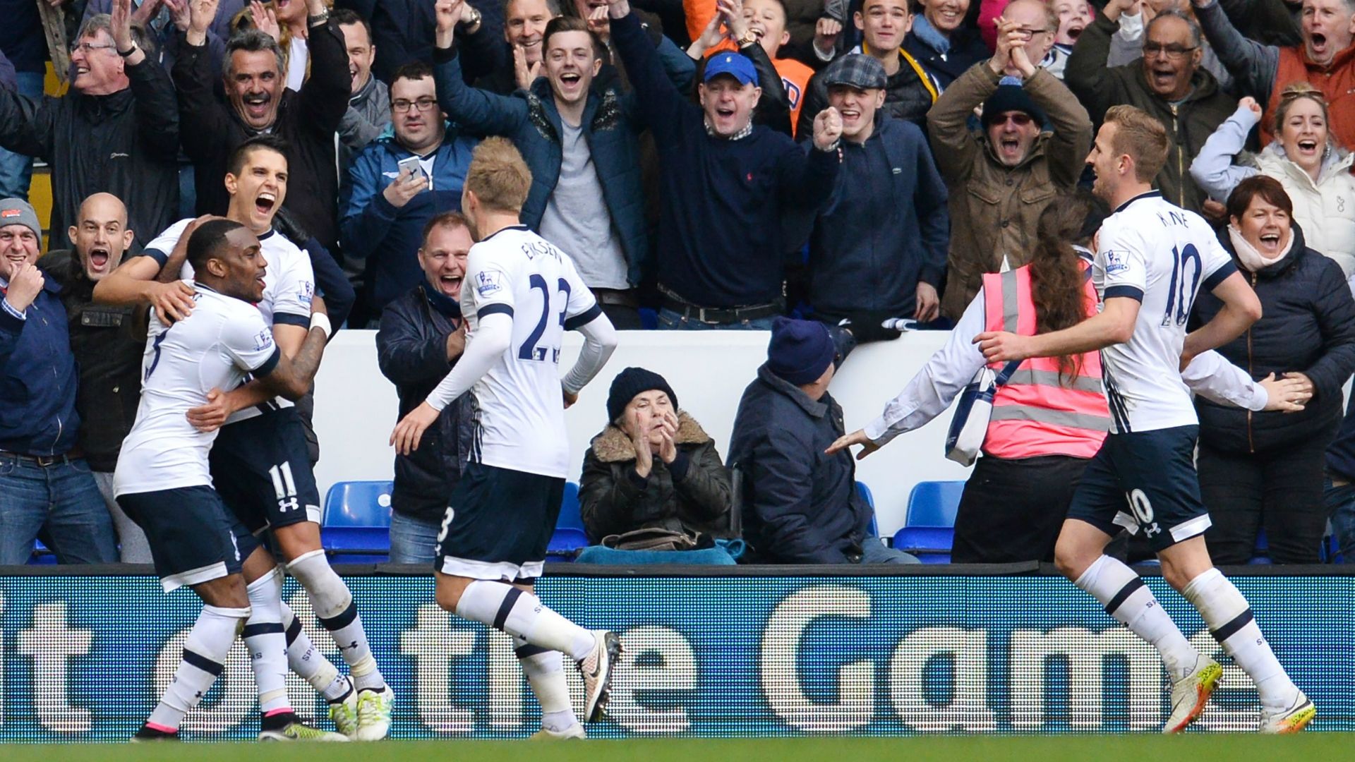 Erik Lamela scores against Manchester United