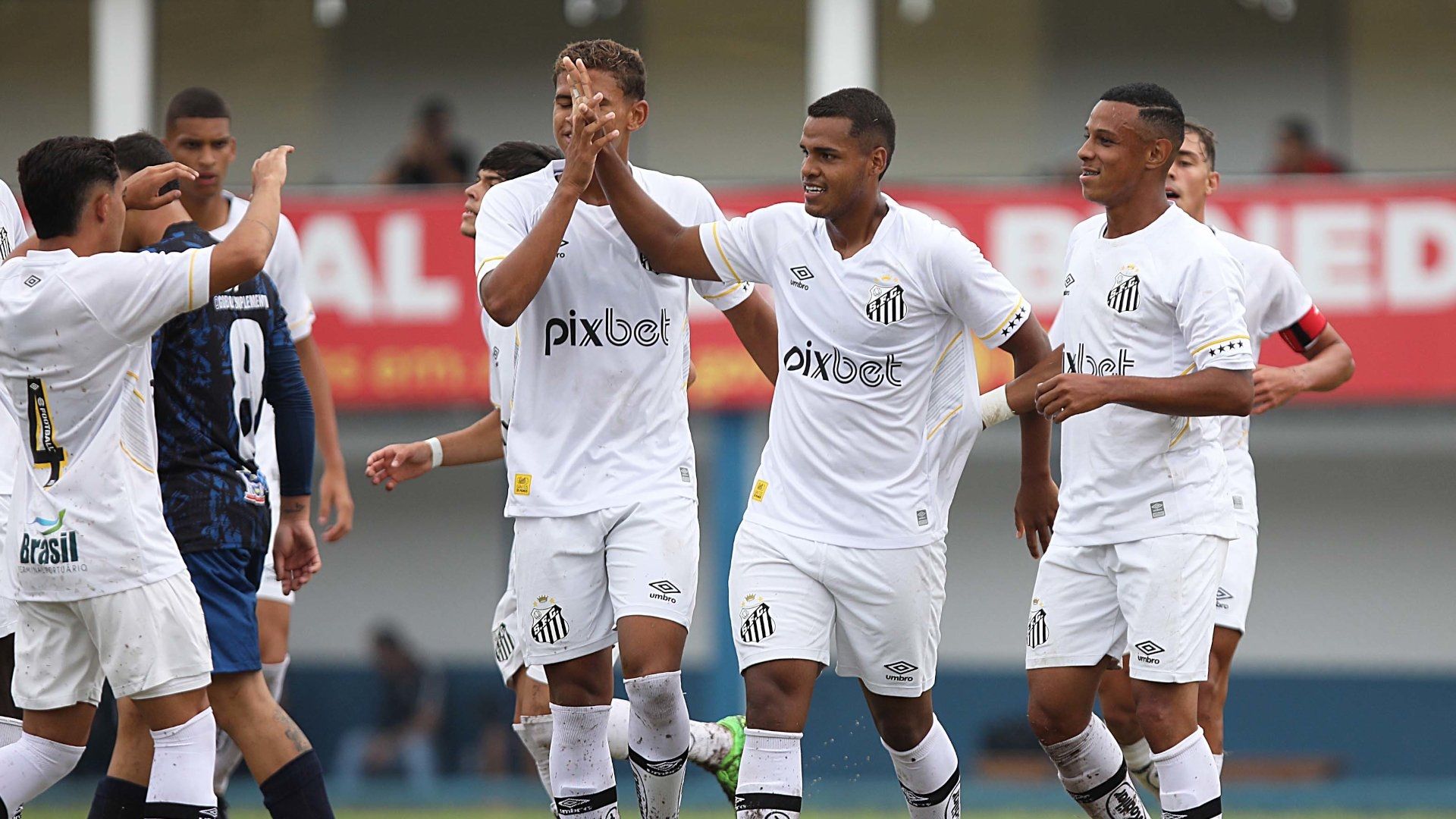 Jogadores do Santos sub-20 comemoram durante jogo do Paulistão sub-20 2023